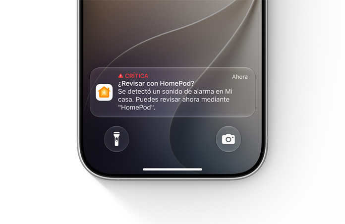 Pantalla bloqueada de un iPhone con una notificación importante de la app Casa, el texto dice: Crítica, ¿Revisar con HomePod?, Se detectó un sonido de alarma en Casa. Puedes revisar ahora mediante HomePod de la cocina.