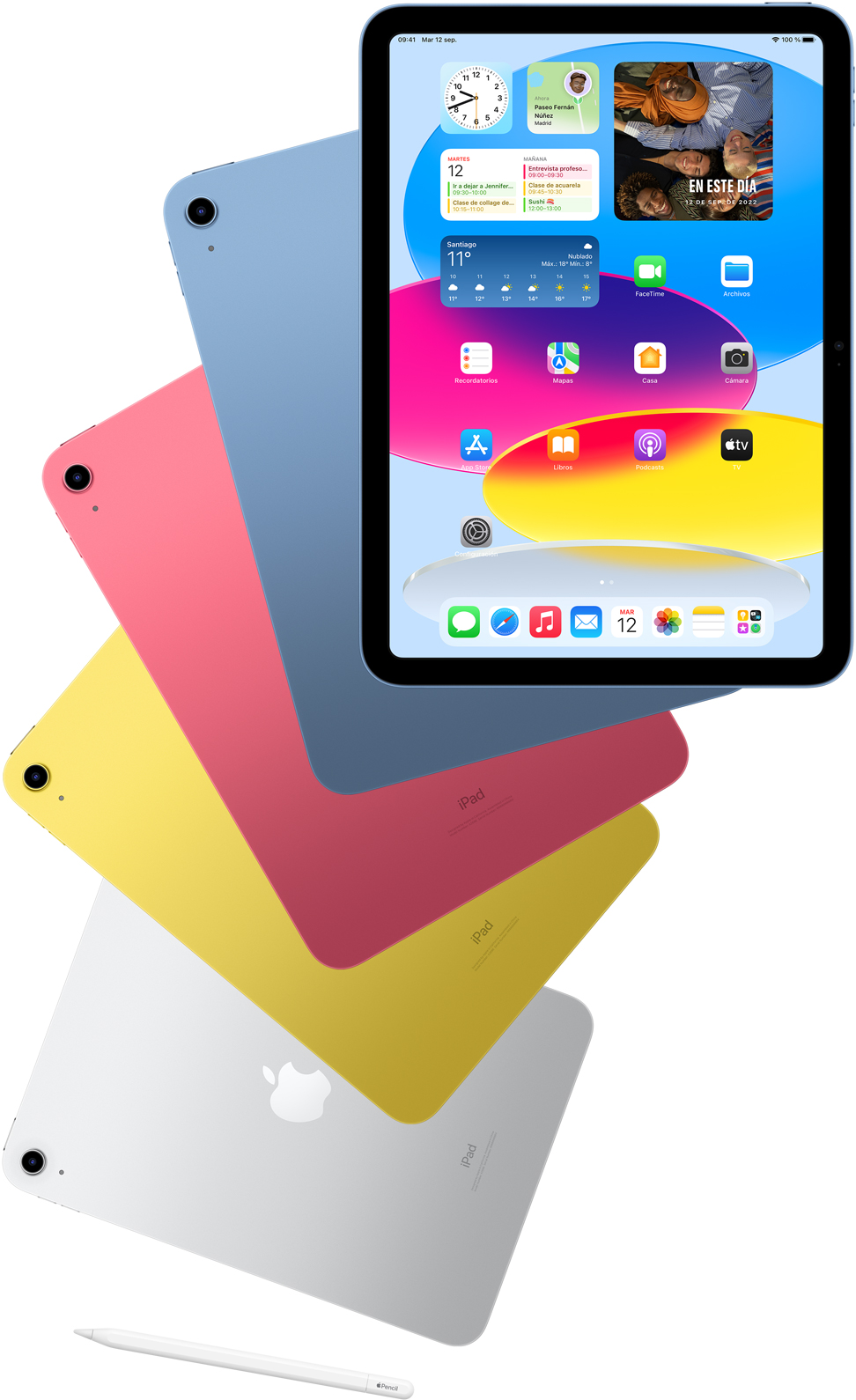 Vista frontal de un iPad con la pantalla de inicio y, por detrás, vistas traseras de otros dispositivos iPad en azul, rosa, amarillo y color plata. Se muestra un Apple Pencil cerca de distintos iPad.