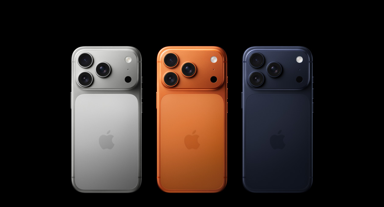 iPhone 17 Pro, parte trasera, los tres acabados: color plata, naranja cósmico y azul profundo, sistema de cámaras Pro Fusion en la esquina superior izquierda, 3 lentes, micrófono, flash, logo de Apple en el centro