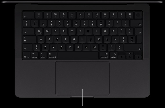 MacBook Pro con pantalla PROLED XDR, color negro espacial, abierto, se muestra el teclado y el trackpad Force&nbsp;Touch
