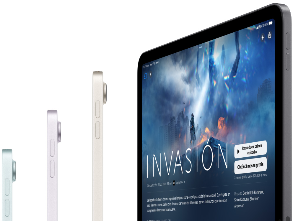 Imagen lateral de tres modelos de iPad Air, un cuarto iPad Air de frente muestra Apple TV Plus