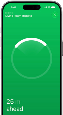 Na displeji iPhonu je vidět aplikace Najít a text „Hledání: Ovladač z obýváku“. Kruhový indikátor polohy ukazuje, kde se ovladač nachází, a je připojený text „25 m před tebou“