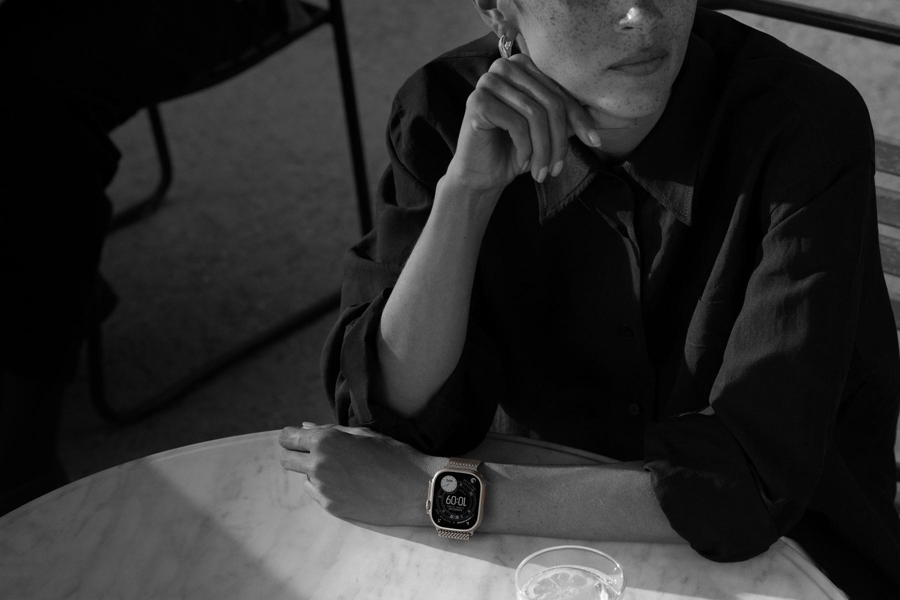 Osoba v restauraci s Apple Watch Ultra 3 na ruce