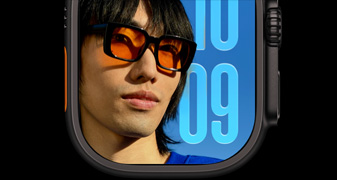 Apple Watch Ultra 4, pouzdro z černého titanu, ciferník Fotky s ikonou Siri, černý titanový milánský tah