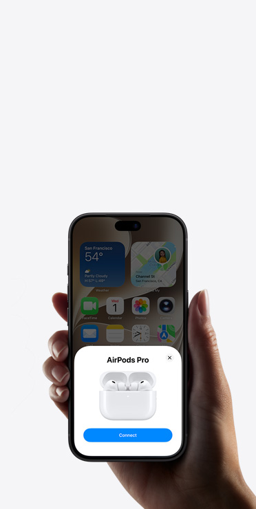 Ruka držící iPhone, na kterém je vidět aplikace Domácnost s&nbsp;výzvou k&nbsp;nastavení zařízení chytré domácnosti