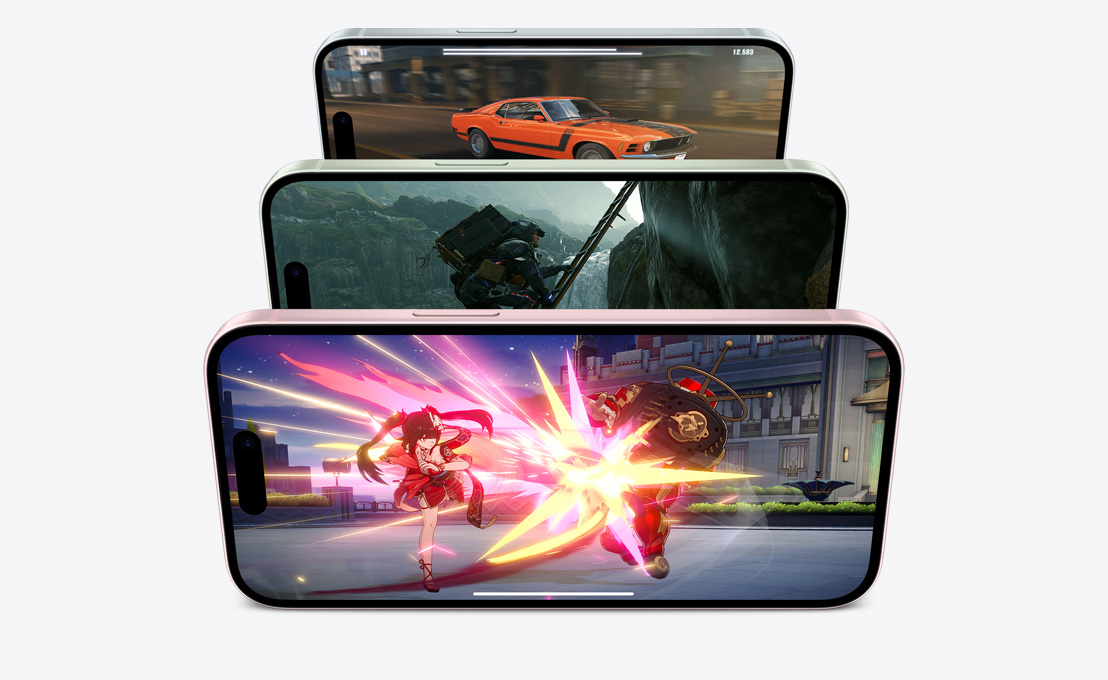 Tři horizontálně naskládané iPhony zobrazují různé ukázky rychlých, plynulých her.