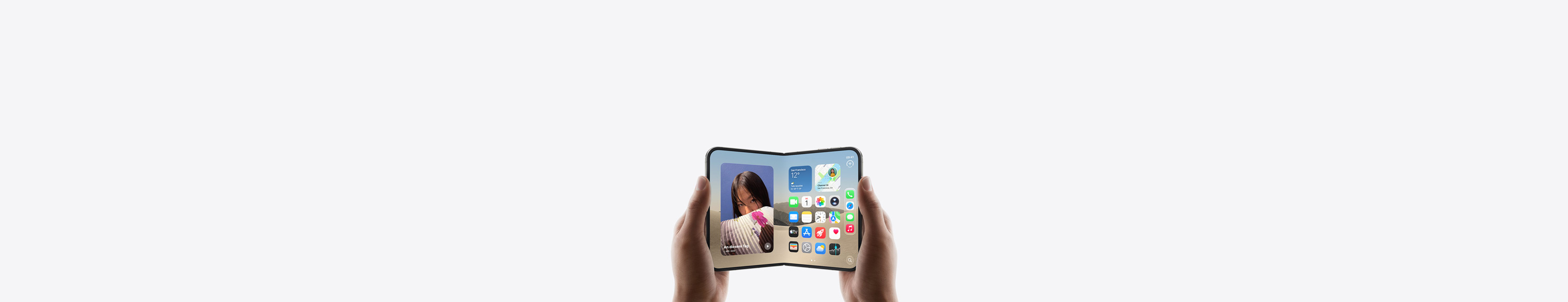 iPhone Duo, im Querformat in zwei Händen gehalten, aufgeklappt, das Display zeigt den Homescreen