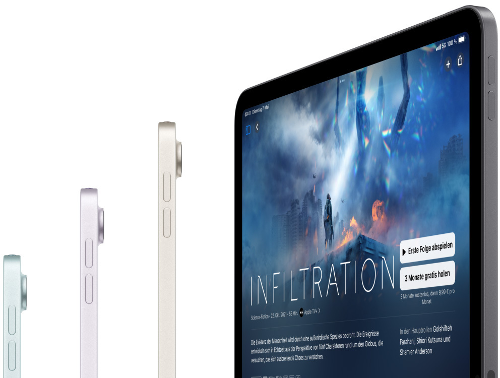 Seitenansicht von drei iPad Air Modellen, ein viertes iPad Air zeigt Apple TV Plus