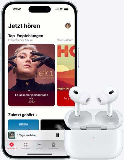 Ein iPhone 15 spielt Musik neben AirPods
