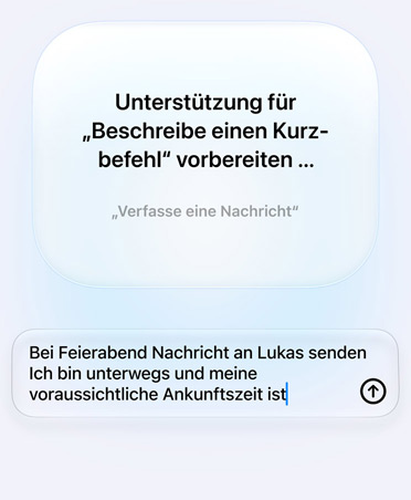 Auf dem Display werden die Apple Intelligence Anfrage und Antwort einer Person zur Funktion eines Kurzbefehls angezeigt, Text: Was soll dein Kurzbefehl tun? Antwort: Wenn ich die Arbeit verlasse, schicke eine Nachricht an Pedro, dass ich auf dem Weg bin, mit meiner voraussichtlichen Ankunftszeit.
