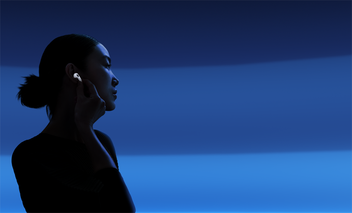 Inimene, kelle pöial ja nimetissõrm hoiavad AirPods 5 vart kuulamisrežiimide muutmiseks