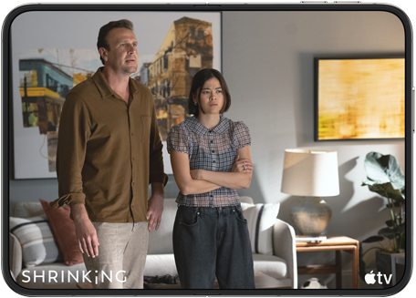 iPhone Duo, avatud horisontaalasendis, ekraanil mängib Apple TV sari „Shrinking“