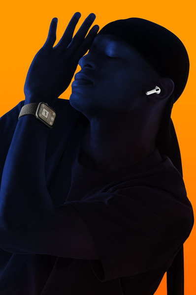 Imagen de una persona que escucha la música de su Apple Watch en los AirPods. Está ligeramente inclinada hacia atrás, con los ojos cerrados y una mano cerca de la cara.