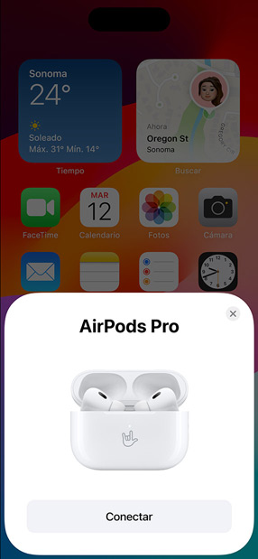 Un iPhone enlazándose con unos AirPods Pro en un estuche con grabado personalizado.