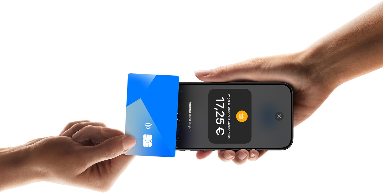 Una imagen de una mano pasando una tarjeta de crédito por un dispositivo iPhone que sostiene otra persona. La pantalla del iPhone muestra la información de la transacción.