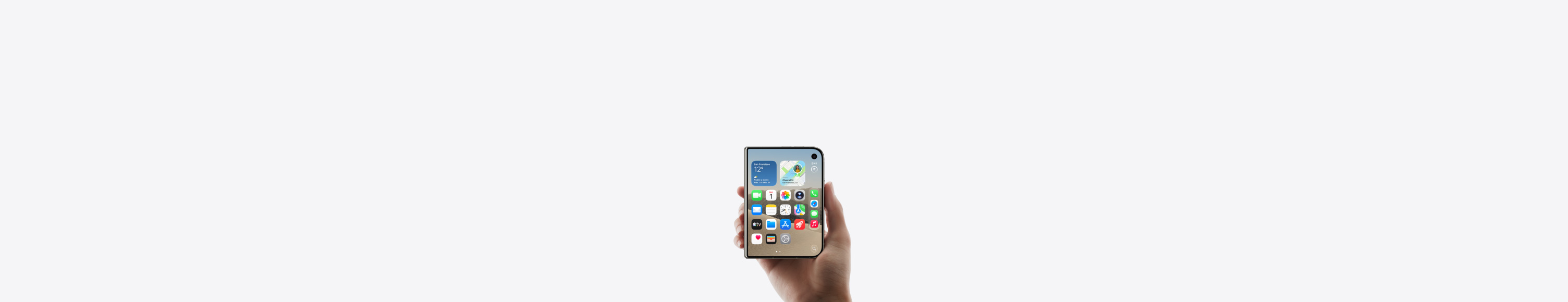 iPhone Duo, color blanco estelar, cerrado, sujetado por una mano, muestra pantalla exterior, pantalla de inicio de iOS con apps y widgets.
