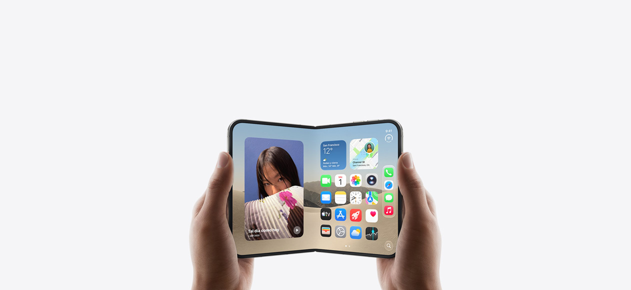 iPhone Duo, abierto, dos manos que lo sujetan en posición horizontal, la pantalla interior muestra la pantalla de inicio.