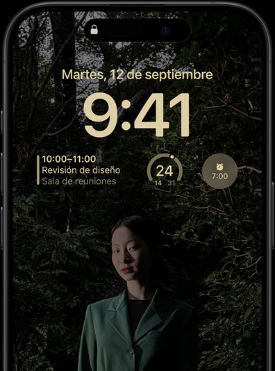 La pantalla siempre activa del iPhone 15 Pro muestra widgets de calendario, del tiempo y de la alarma en la pantalla de bloqueo