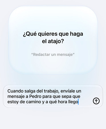 Pantalla que muestra la pregunta de Apple Intelligence y la respuesta del usuario sobre la intención de un atajo, el texto dice: «¿Qué quieres que haga tu atajo?» Respuesta, «Cuando salga del trabajo, envíale un mensaje a Pedro para que sepa que estoy de camino y a qué hora llego»