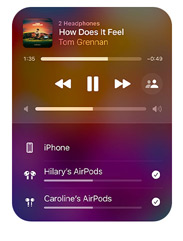 Apple Music-grænseflade på iPhone, der viser to par AirPods, der lytter til samme sang fra én enhed. Begge sæt AirPods har individuelle lydstyrkeindstillinger.