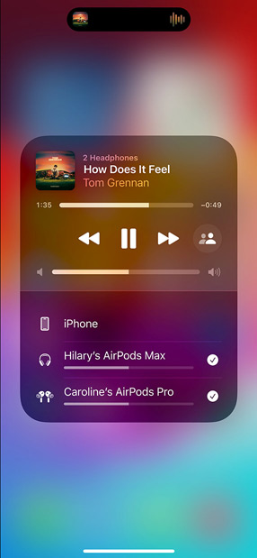 En iPhone-skærm viser to sæt AirPods, som lytter til “All for Nothing (I’m So in Love)” med Lauv.