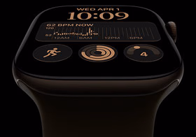 Apple Watch Series 12, kast van aluminium, kleur donkerbrons, wijzerplaat Modulair, complicaties: dag en datum, Work-outs, Activiteit-ringen, Apple Music, rechterkant, Digital Crown, sportbandje, kleur olijfgroen