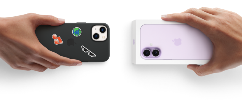 Dos manos intercambian un smartphone antiguo por un iPhone 17 nuevo en su caja.