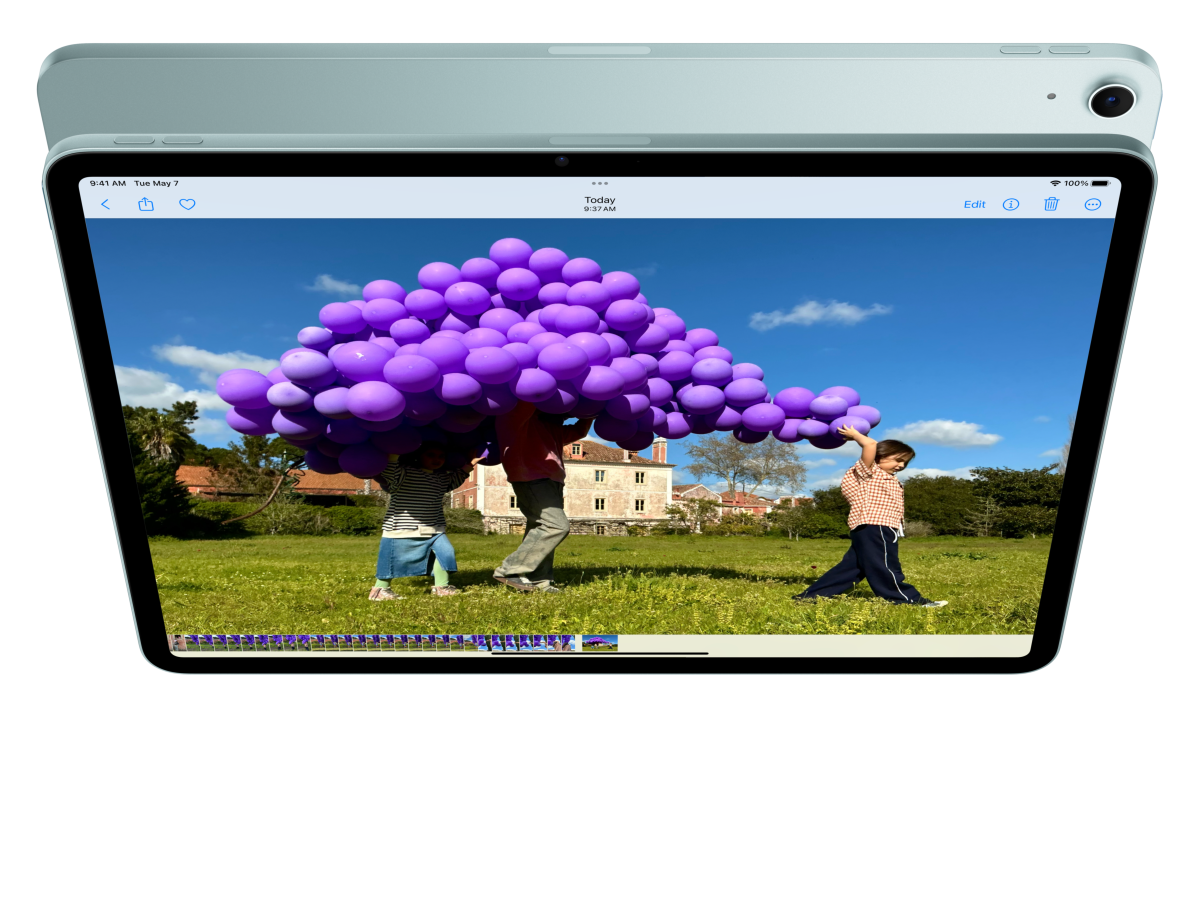 Animaatio iPad Airista etupuolelta, käyttäjä on FaceTimessa ja katselee kuvia toisen iPad Airin edessä, taustapuoli