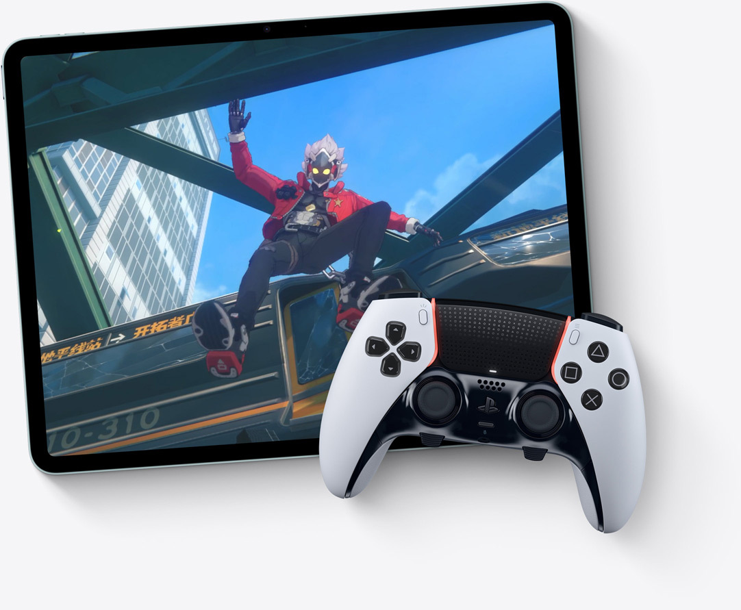 Un iPad Air in orizzontale che mostra una chiamata FaceTime in corso durante la partita di un gioco, con accanto un controller Playstation