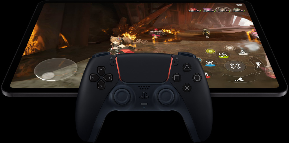 Draadloze PlayStation-controller bovenop iPad Pro, vooraanzicht, horizontale stand, kleur spacezwart, display met een game van een futuristische robot met een roze laserzwaard