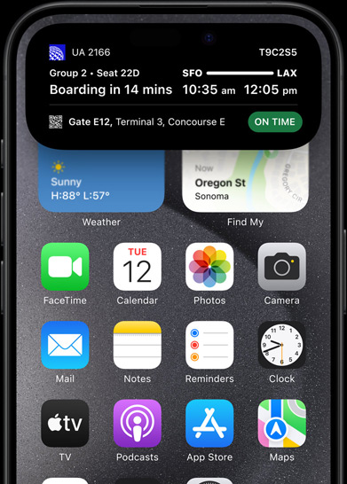 iPhone 15 Pro med Dynamic Island, der viser stillingen i sportskampe