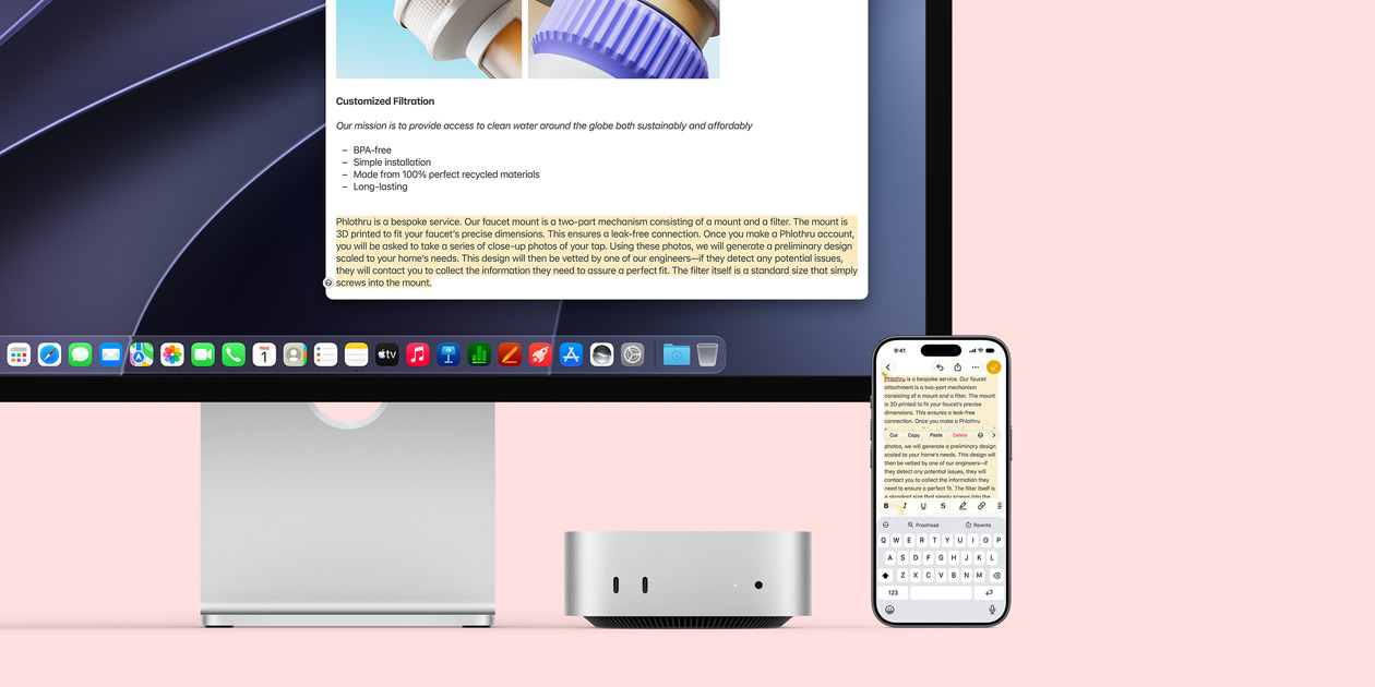 Mac mini Vorderseite, unter einem Studio Display platziert, ein iPhone befindet sich rechts neben dem Gerät und dem Bildschirm, der ausgewählte Text oben auf dem iPhone mit den Befehlen Ausschneiden, Kopieren, Einsetzen und Automatisches Ausfüllen stimmt mit dem hervorgehobenen Text auf dem Display überein, was die Universelle Zwischenablage zeigt