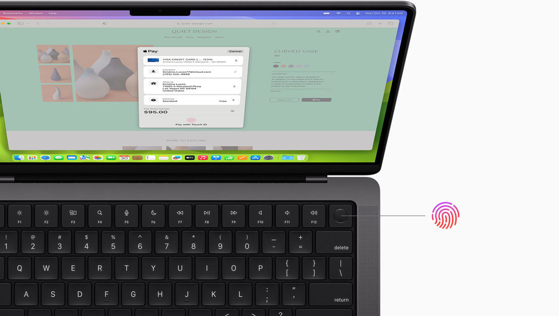 Skærm på MacBook Pro viser et onlinekøb, som foretages med Touch ID.