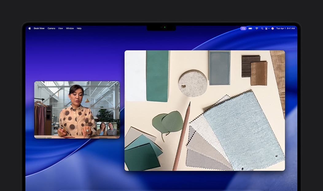 Videogesprek op MacBook Pro met een vrouw die de feature Bureauweergave gebruikt om twee mensen haar werkplek te laten zien, vol met lappen stof. Met Bureauweergave kan ze tegelijkertijd haar werkplek en haar gezicht laten zien