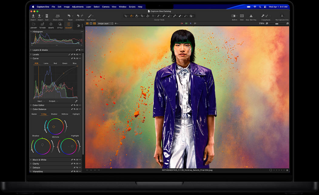 Écran de MacBook Pro affichant la retouche d’une photo d’une personne dans Capture One