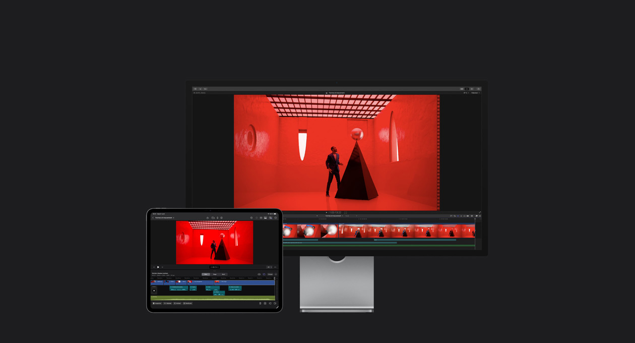 Mac Studio Display, iPad Pro 13, timeline Final Cut Pro, image fixe d’un homme en costume bleu posant une sphère argentée au sommet d’une structure triangulaire noire dans une pièce rouge aux fenêtres de forme abstraite