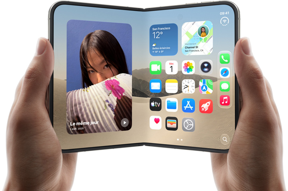 Deux mains tiennent un iPhone Duo ouvert, la photo d’une femme est affichée à gauche, un écran d’accueil avec diverses icônes d’apps, dont Messages, Photos, Caméra et App Store, est affiché à droite