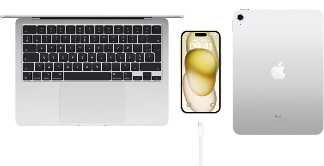 Vue de dessus d’un MacBook Pro, d’un iPhone 15 avec un connecteur USB-C et d’un iPad 