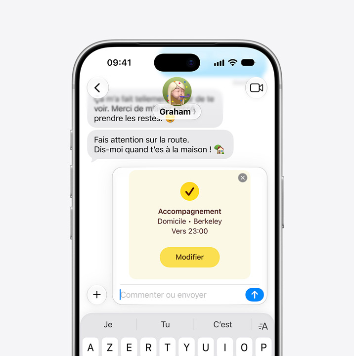 iPhone affichant un fil de discussion dans l’app Messages avec la fonctionnalité Accompagnement en cours d’utilisation
