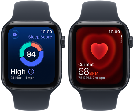 Δύο συσκευές Apple Watch SE 3, και οι δύο με κάσα από αλουμίνιο, χρώμα μαύρο του μεσονυκτίου με λουράκι Sport Band σε ναυτικό μπλε, η μία δείχνει την ποιότητα ύπνου, η άλλη δείχνει το app Καρδιακοί Παλμοί, εξωτερική δεξιά πλαϊνή όψη, Digital Crown