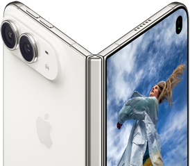 iPhone Duo, μερικώς ανοιχτό σαν βιβλίο με μηχανισμό στηρίγματος στο κέντρο, το εξωτερικό πίσω πλαίσιο στα αριστερά έχει το λογότυπο της Apple και διπλή κάμερα, η εξωτερική οθόνη στα δεξιά δείχνει ένα πορτρέτο ενός ατόμου με ξανθά μαλλιά