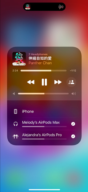 iPhone 螢幕顯示兩對 AirPods 正一起聆聽 Lauv 的歌曲《All for Nothing (I'm So in Love)》。