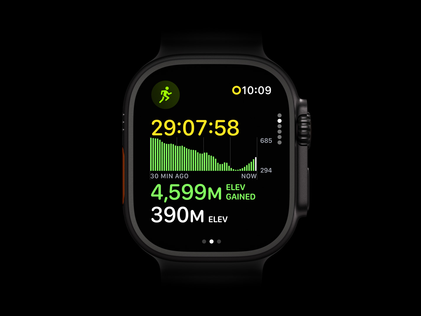 Apple Watch Ultra 4，黑色鈦金屬錶殼，配搭半透明灰色海洋錶帶，螢幕顯示「户外跑步」體能訓練的爬升高度圖表，機身右側有數碼錶冠、凸起的側邊按鈕