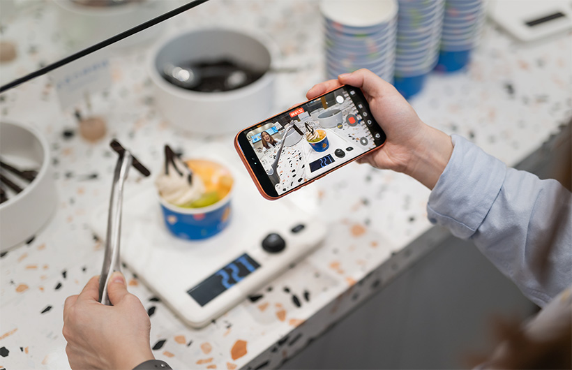 FLUFFY 團隊運用 iPhone 上的雙向同步拍功能拍攝新食譜培訓影片，同時記錄演示過程與培訓師。