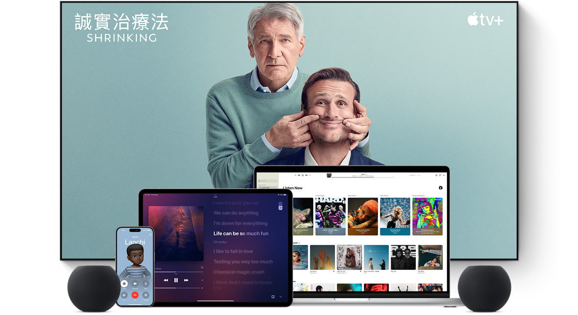 大平面電視上，展示 Apple TV+ 節目《誠實治療法》兩名男性角色。MacBook Pro、iPad、iPhone 及太空灰 HomePod mini 排列在前方。