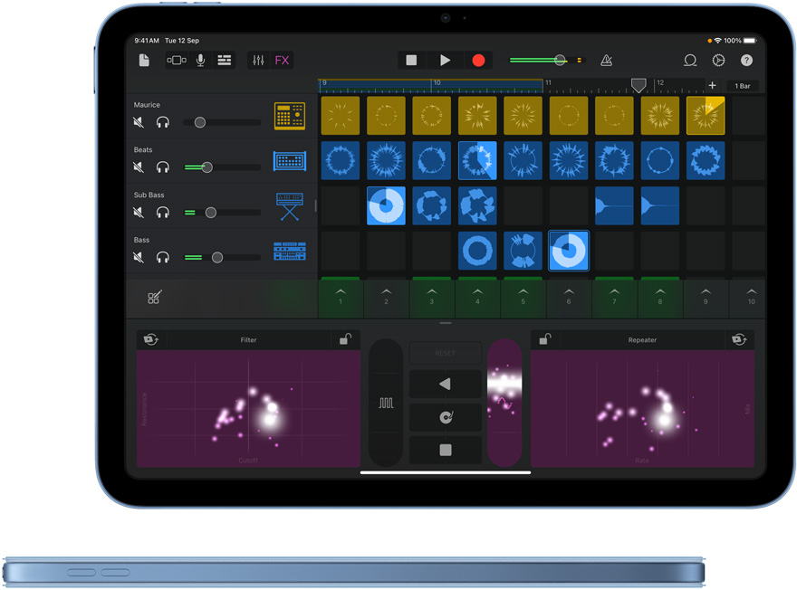 iPad 上的 Garage Band，圖中還展示藍色 iPad 的側面，它配上相襯的智慧型摺套