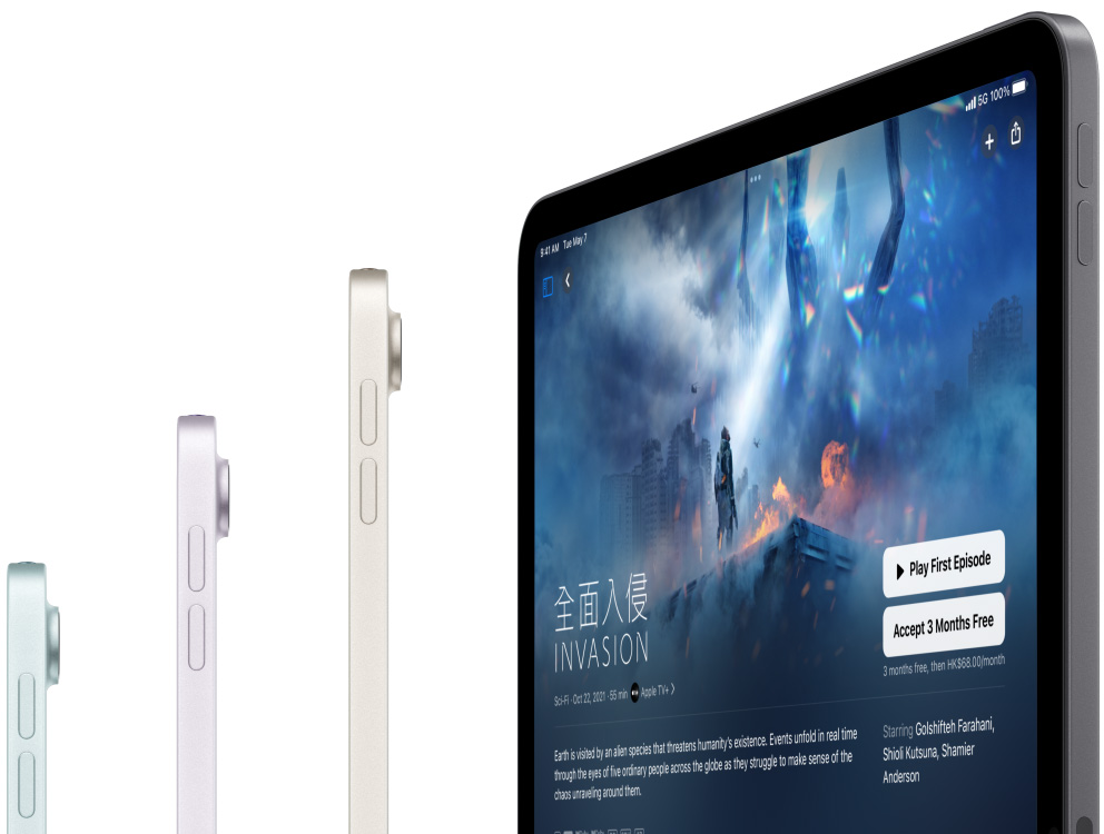 圖片展示三款 iPad Air 的側面，第四部 iPad Air 的螢幕上呈現 Apple TV Plus 的畫面