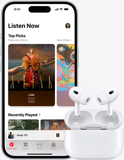 iPhone 15 在 AirPods 旁邊播放音樂的畫面