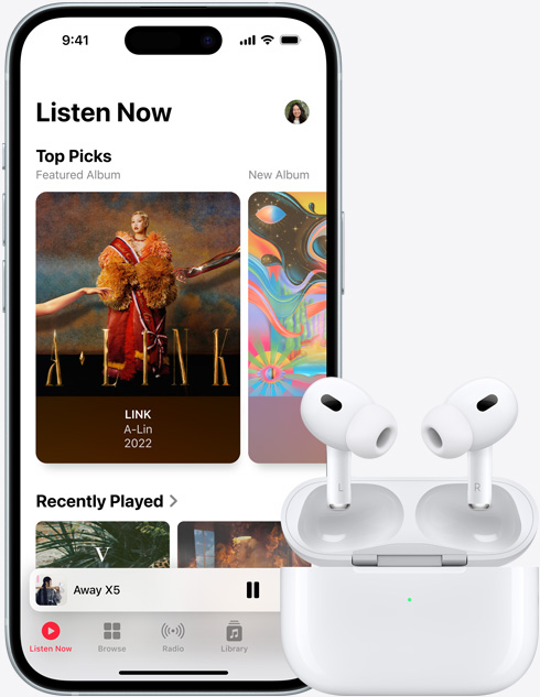 圖像展示 iPhone 15 正使用 Apple Music 播放音樂，旁邊放有一對 AirPods。