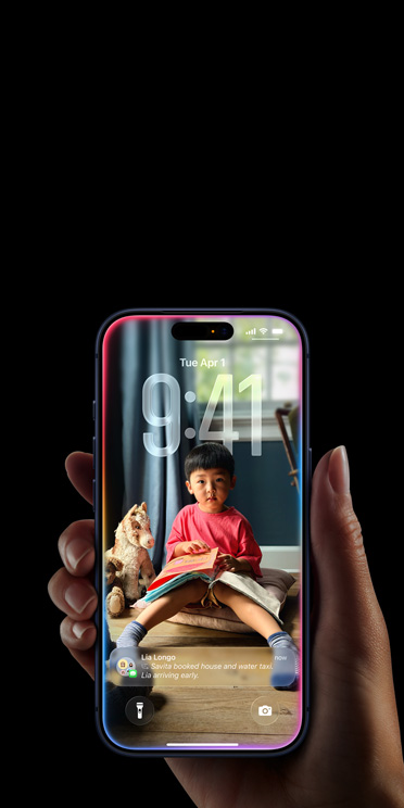 iPhone 顯示器，展示全螢幕設計及 iOS 26 Liquid Glass。
